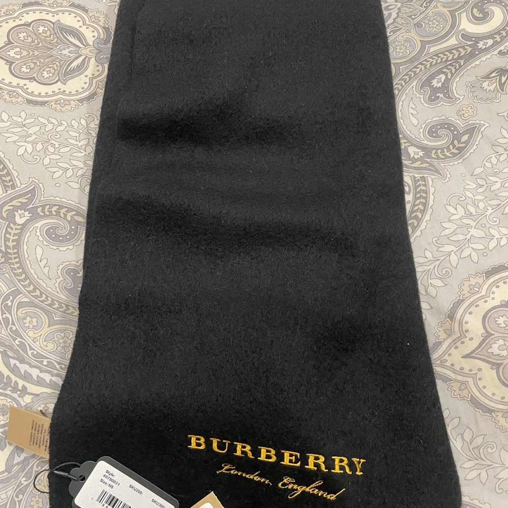 Beautiful and warm Burberry black scarf.